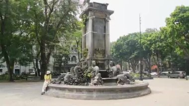 Hanoi, Vietnam - 16 Şubat 2024: Hanoi şehir merkezindeki kurbağa bahçesi çeşmesinin yanında turist standı. Gizli mücevher simgesi, Fransız sömürgesi olmaya devam ediyor. Fransız Koloni Dönemi