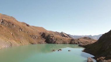 Havadan yükselen Tsakatskarish gölü manzarası. Samegrelo-Zemo Svaneti. Egrisi menzili. Kafkas dağları. Gürcistan 'a seyahat. Gizli mücevher