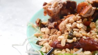 Vietnam 'ın Hanoi şehrinde sokak yemekleri bölgesinde kızarmış güvercin tabağına yakın. Güneydoğu Asya mutfağı ve geleneksel yemekler. Hayvanları yemek ve pişirmek.