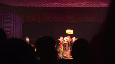 Hanoi, Vietnam - 15 Şubat 2024: İzleyiciler ünlü Vietnamlı Uzun Su Kuklası Şovu 'nu izliyorlar.