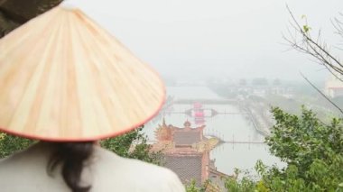 Beyaz kadın turist Ninh Binh, Vietnam 'da duruyor.
