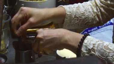 Hanoi, Vietnam - 13 Şubat 2024: Ünlü Cafe Pho Co. 'da servis edilen iki fincan. Şehir merkezindeki Egg Kafe 'de. Savaş zamanı icat kavramı