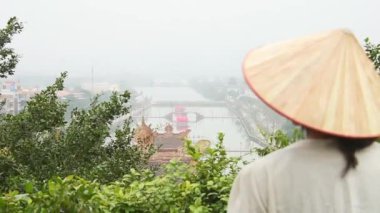Beyaz kadın turist Ninh Binh, Vietnam 'da duruyor.
