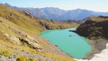 Havadan bakıldığında Tsakatskarish gölü görünüyor. Samegrelo-Zemo Svaneti. Egrisi menzili. Kafkas dağları. Gürcistan 'a seyahat. Gizli mücevher