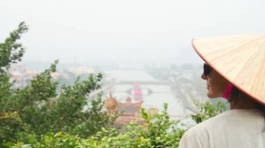 Beyaz kadın turist Ninh Binh, Vietnam 'da duruyor.