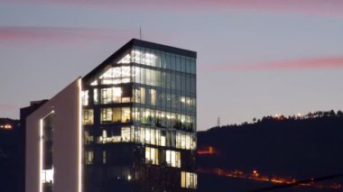 Pencerenin dışındaki görüntüleri büyüt: İş adamları ve İş Kadınları Ofiste çalışıyor. Menajerler ve Uzmanlar Akşamları Finansal İş Yapıyor. Çalışanlar Bilgisayarlar ve Delege Görevleri Üzerinde Çalışıyor