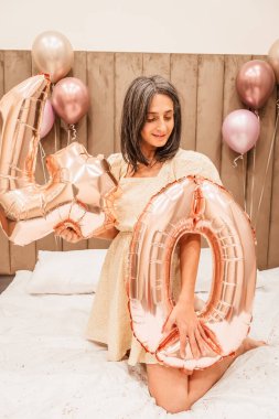 Oldukça genç görünümlü, orta yaşlı, gururlu bir kadın. 40 yaşında, gururlu, sağlıklı, mutlu ve kendinden emin bir şekilde poz veriyor. Orta yaş mükemmelliği. Kameraya bakan olgun kadın makyajı.