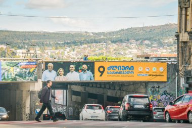 Tiflis, Gürcistan - 24 Ekim 2024: Gürcistan 'ın başkenti sokaklarında parlamento seçimleri kışkırtma reklam panoları. Rustaveli Bulvarı 'ndaki değişim posterleri için karşıt görüşlüler koalisyonu. Ahali.