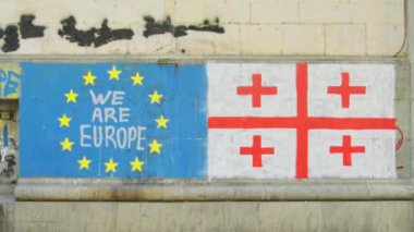 Tiflis, Gürcistan - 16 Mayıs 2024: Eu ve Gürcistan bayrağı duvara asılarak, 