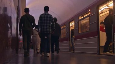 Tiflis, Gürcistan - 24 Ekim 2024: Gürcü yolcular Rustaveli metro istasyonundaki platforma çıktılar. Tiflis sermaye taşımacılığı kavramı