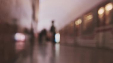 Fotokopi uzayı bulanık arka plan yolcuları Rustaveli metro istasyonundaki platforma çıkıyorlar metro ulaşımına giriyorlar. Tiflis sermaye taşımacılığı kavramı