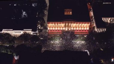 Tiflis, Gürcistan - 28 Ekim 2024: Başkent Tiflis 'te hükümet karşıtı seçim protestolarında parlamento tarafından caddede havadan bakan Gürcüler görülüyor. Rustaveli Bulvarı. Avrupa yanlısı protestolar