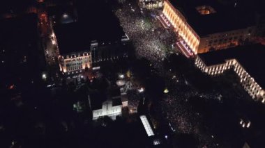 Tiflis, Gürcistan - 28 Ekim 2024: Başkent Tiflis 'te hükümet karşıtı seçim protestolarında parlamento tarafından Gürcistan halkının üzerinde havadan uçuş. Rustaveli Bulvarı. Avrupa yanlısı protestolar