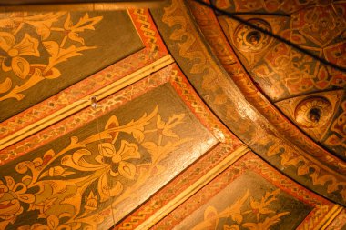 Erivan, Ermenistan - 19 Ekim 2024: Lumen Coffee 1936 kafede eşsiz eski orijinal ahşap kaplama dekoru. Erivan şehir merkezindeki özel ünlü eski kahve dükkanı.