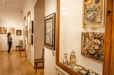 Erivan, Ermenistan - 19 Ekim 2024: Sergei Paradov Müzesi 'nde sanat eseri, Sovyet Ermeni film yönetmeni ve sanatçı Sergei Paradyanov' a övgü