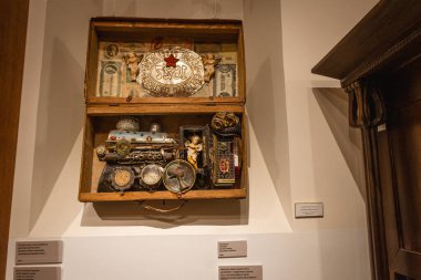 Erivan, Ermenistan - 19 Ekim 2024: Sergei Paradov Müzesi 'nde sanat eseri, Sovyet Ermeni film yönetmeni ve sanatçı Sergei Paradyanov' a övgü