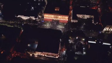 Tiflis, Gürcistan - 28 Ekim 2024: Başkent Tiflis 'te hükümet karşıtı seçim protestolarında parlamento tarafından caddede havadan bakan Gürcüler görülüyor. Rustaveli Bulvarı. Rus yasalarına hayır