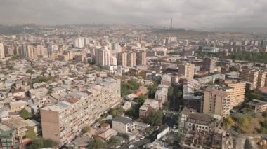 Erivan, Ermenistan - 17 Ekim 2024: Ermenistan 'ın güneşli başkenti Erivan apartmanlarının üzerinde havadan uçuş. Kentsel manzara manzarası Sovyet Birliği sonrası ülkeler mimari konsepti