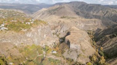 Güzel doğal anıtlardan oluşan hava manzarası Taşlar Senfonisi. Popüler seyahat yeri Ermenistan 'da doğal harikalar görmeli.