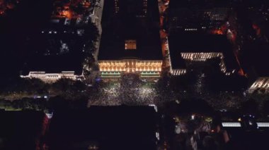 Tiflis, Gürcistan - 28 Ekim 2024: Başkent Tiflis 'te hükümet karşıtı seçim protestolarında parlamento tarafından caddede havadan bakan Gürcüler görülüyor. Rustaveli Bulvarı. Avrupa yanlısı protestolar