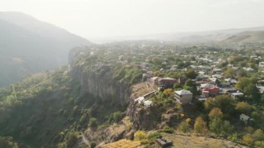Garni 'nin hava manzarası - Ermenistan' ın Kotayk eyaletinin büyük bir köyü. Sonbaharda kırsal kesimde. Kafkasya 'da geleneksel Ermeni mimari evleri ve mülkleri