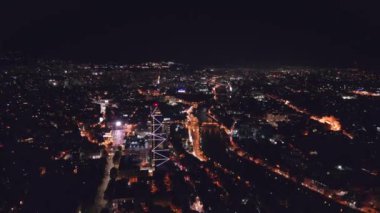 Tiflis, Gürcistan - 28 Ekim 2024: Gürcistan 'ın başkenti Tiflis üzerinde gece vakti trafik araçlarıyla havadan uçuş