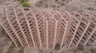 Ermenistan 'ın Areni köyündeki havadan yakından bakınca otantik çamur akış kontrol barajı görülüyor. Vadideki çamur akış kontrol barajı