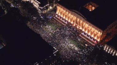 Tiflis, Gürcistan - 28 Ekim 2024: Başkent Tiflis 'te hükümet karşıtı seçim protestolarında parlamento tarafından cadde kenarındaki Gürcistan halkını hava gösterileri. Rustaveli Caddesi. Avrupa yanlısı protestolar.