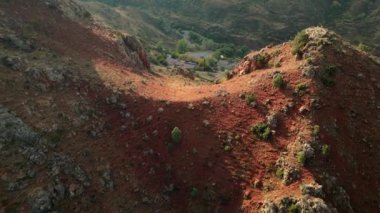 13. yüzyıl Ermeni manastırı Noravank manastır kompleksi. Kutsal Meryem Ana Kilisesi. Amaghu 'daki Noravank. Kızıl kayalıklar Arani köyünü dolduruyor. Ermenistan 'da turizm beldesi