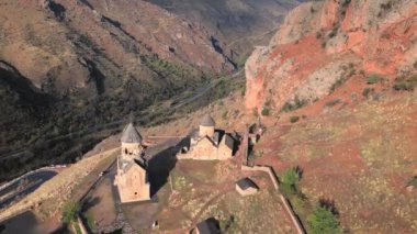 Ermenistan 'daki Noravank Ortaçağ Manastırı (Ermeni Apostolik Kilisesi). Hava görüntüsünü aşağı eğ