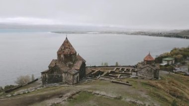 Havadan görüntüleme Sevanavank manastır kompleksi. Ermenistan 'ın Gegharkunik ilindeki Sevan Gölü' nün kuzeybatı kıyısındaki yarımada. Popüler seyahat gezisi cazibesi
