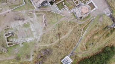 Sevanavank manastır kompleksi üzerinde havadan uçuş. Ermenistan 'ın Gegharkunik ilindeki Sevan Gölü' nün kuzeybatı kıyısındaki yarımada. Bir grup turist popüler gezi gezisi eğlencesi