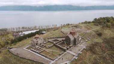 Hava manzaralı Sevanavank manastır kompleksi ve Aziz Jacob Ermeni kilisesi. Ermenistan 'ın Gegharkunik ilinde Sevan Gölü. Bir grup turist popüler gezi gezisi eğlencesi