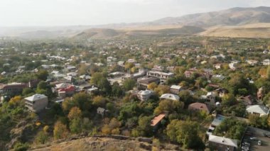 Garni 'nin hava panoraması - Ermenistan' ın Kotayk eyaletinin büyük bir köyü. Sonbaharda kırsal kesimde. Kafkasya 'da geleneksel Ermeni mimari evleri ve mülkleri