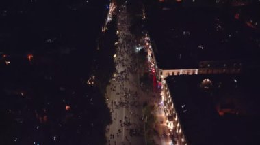 Tiflis, Gürcistan - 28 Ekim 2024: Başkent Tiflis 'te hükümet karşıtı seçim protestolarında parlamento tarafından protesto edilen havadan insanlar görülüyor. Rustaveli Bulvarı. Avrupa yanlısı protestolar