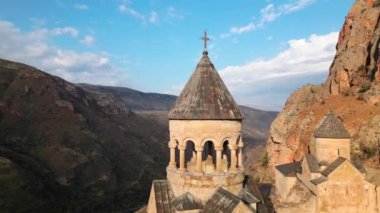 Hava dairesel manzaralı Noravank manastır kompleksi, 13. yüzyıl Ermeni manastırı. Kutsal Meryem Ana Kilisesi. Amaghu 'daki Noravank. Kızıl kayalıklar Arani köyünü dolduruyor. Ermenistan 'da turizm beldesi