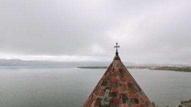 Sevanavank manastır kompleksi üzerinde hava manzaralı haç ve kubbe. Ermenistan 'ın Gegharkunik ilindeki Sevan Gölü' nün kuzeybatı kıyısındaki yarımada. Popüler seyahat gezisi cazibesi