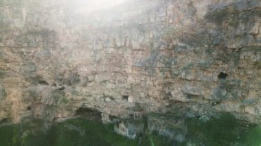 Odzun köyü Lori Eyaleti Ermenistan 'daki Horomayr Manastırı Manastırı havadan görünüşlü. Korunmak için mağaraları olan kayaların ve yamaçların arasına yerleştirilmiş bir manastır.