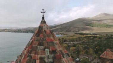 Sevanavank manastır kompleksi üzerinde hava manzaralı haç ve kubbe. Ermenistan 'ın Gegharkunik ilindeki Sevan Gölü' nün kuzeybatı kıyısındaki yarımada. Popüler seyahat gezisi cazibesi