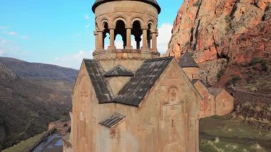 13. yüzyıl Ermeni manastırı Noravank manastırı havadan yakından görülüyor. Kutsal Meryem Ana Kilisesi. Amaghu 'daki Noravank. Kızıl kayalıklar Arani köyünü dolduruyor. Ermenistan 'da turizm beldesi