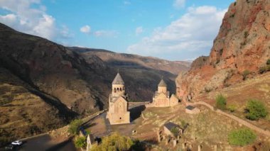 13. yüzyıl Ermeni manastırı Noravank manastır kompleksinin sol kanadı. Kutsal Meryem Ana Kilisesi. Amaghu 'daki Noravank. Kızıl kayalıklar Arani köyünü dolduruyor. Ermenistan 'da turizm beldesi