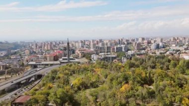 Erivan, Ermenistan - 19 Ekim 2024: Obelisk anıtlı Aerial Erivan şehir manzarası panoraması. Sovyet Ermenistan 'ının 50. yıldönümü. Saralanj Bulvarı.
