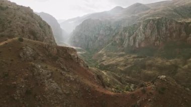 Ermenistan dağlarındaki antik Noravank manastırının üzerinden uçmak. Hızlı hareket fpv dışa yakınlaştırma görünümü