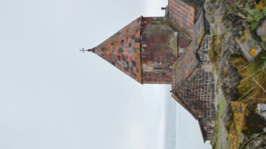 Timelapse Sevanavank manastır kompleksi, Sevan gölü manzaralı. Ermenistan 'ın Gegharkunik ilindeki Sevan Gölü' nün kuzeybatı kıyısındaki yarımada. Popüler seyahat gezisi cazibesi