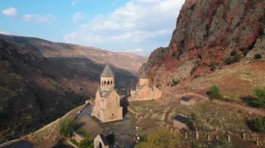 Noravank manastır kompleksi, 13. yüzyıl Ermeni manastırı. Kutsal Meryem Ana Kilisesi. Amaghu 'daki Noravank. Kızıl kayalıklar Arani köyünü dolduruyor. Ermenistan 'da turizm beldesi