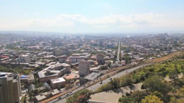 Erivan, Ermenistan - 19 Ekim 2024: Hava manzaralı Ermeni Ana heykeli. Ermenistan 'ın kadın versiyonu. Zafer Parkı 'nın başkenti Erivan' a bakan ünlü heykeli.
