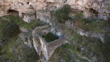 Odzun köyü Lori Eyaleti 'ndeki Horomayr Manastırı manastır kompleksi hava manzaralı. Korunmak için mağaraları olan kayaların ve yamaçların arasına yerleştirilmiş bir manastır.
