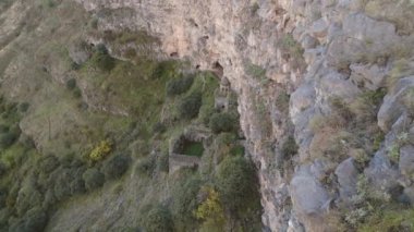 Odzun köyü Lori Eyaleti 'ndeki Horomayr Manastırı manastır kompleksi üzerinde havadan uçuş. Korunmak için mağaraları olan kayaların ve yamaçların arasına yerleştirilmiş bir manastır.
