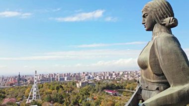 Erivan, Ermenistan - 19 Ekim 2024: Hava manzaralı Ermeni Ana heykeli. Ermenistan 'ın kadın versiyonu. Başkent Erivan 'a bakan Zafer Parkı' ndaki ünlü heykel.