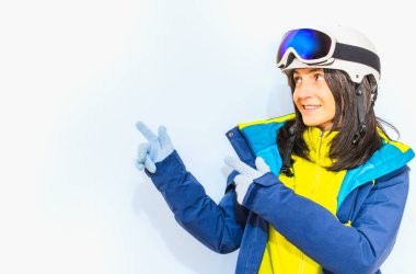 Snowboardcu kadın mavi gözlük takıyor maske takıyor kayak yastıklı ceket hafta sonunu eldivenlerle geçiriyor. Kış sporu gezisi gevşeme konsepti